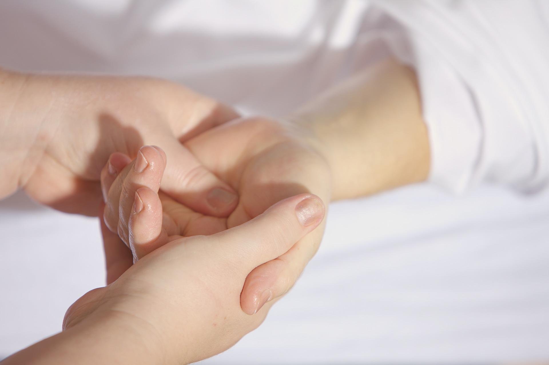 hands-gd90fa1412_1920